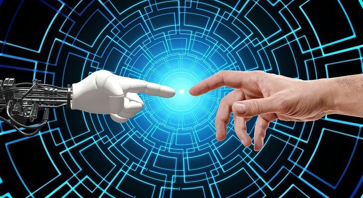 Eine Roboterhand und eine menschliche Hand treffen in der Mitte mit dem Zeigefinger aufeinander