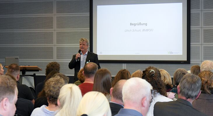 Ulrick Schuck steht auf der B&uuml;hne und h&auml;lt eine Rede.