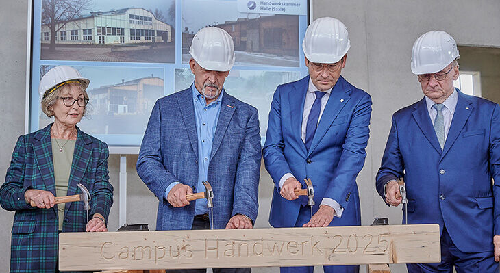 Nägel einschlagen soll Glück bringen: Projektleiterin Renate Jäger, Handwerkskammer-Präsident Thomas Keindorf, Oberbürgermeister der Stadt Halle, Dr. Alexander Vogt und Ministerpräsident Sachsen-Anhalts, Dr. Reiner Haseloff. schlagen Nägel in ein Holzbret 