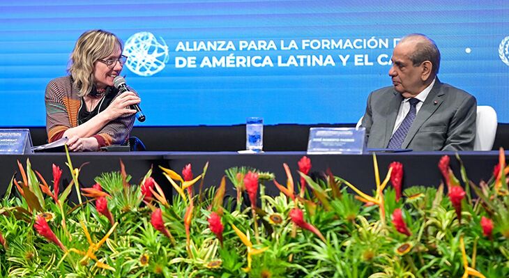 Ilona Medrikat und José Roberto Tadros in Interview-Situation