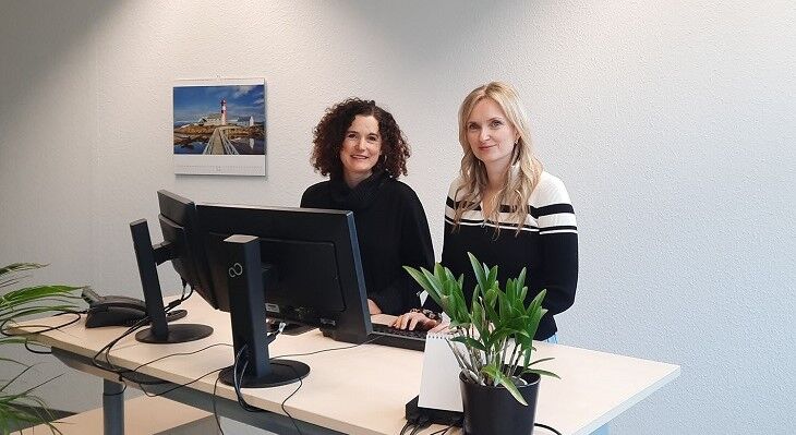 Zwei Frauen arbeiten in einem Büro am Computer