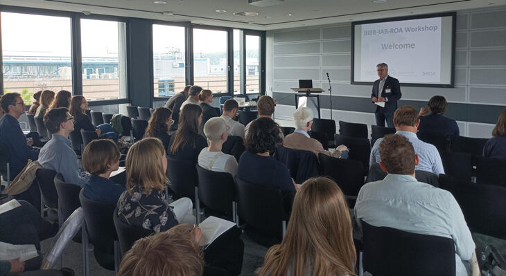 Prof. Ertl vor Publikum bei der Eröffnung  des Workshops