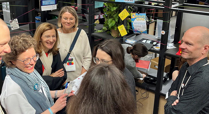 Personen am BIBB Stand der republica.