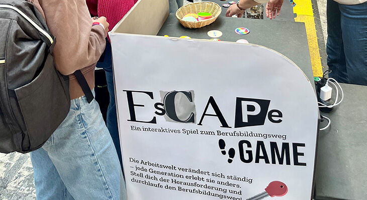 Personen stempeln Pins zur Teilnahme am Escape Game