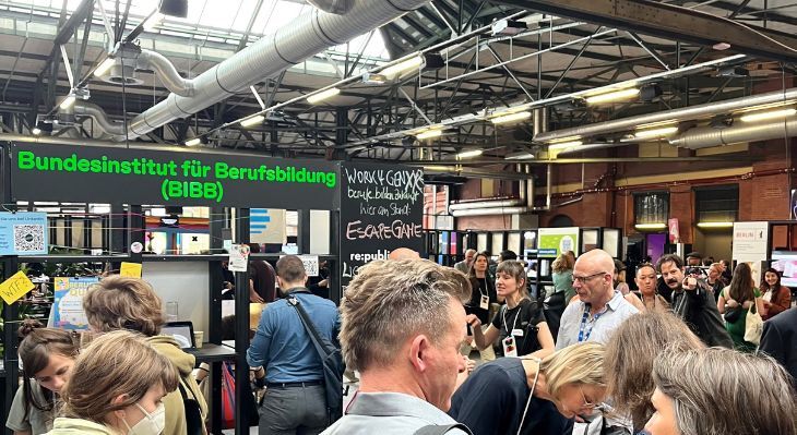  Personen am BIBB Stand der republica.