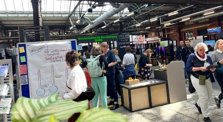 Personen am BIBB Stand der republica.