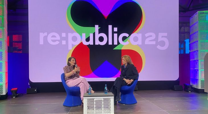 Bildungsminsterin Karin Prien im Gespräch mit Geraldine de Bastion auf der re:publica Bühne