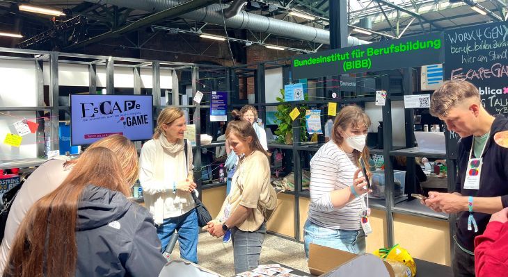 Besucher am BIBB-Stand auf der re:publica 25.