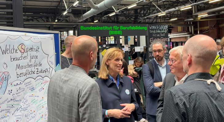 Bildungministerin Prien am BIBB-Stand auf der re:publica 25.