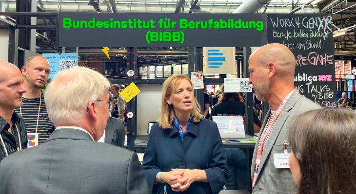  Bildungministerin Prien am BIBB-Stand auf der re:publica 25.
