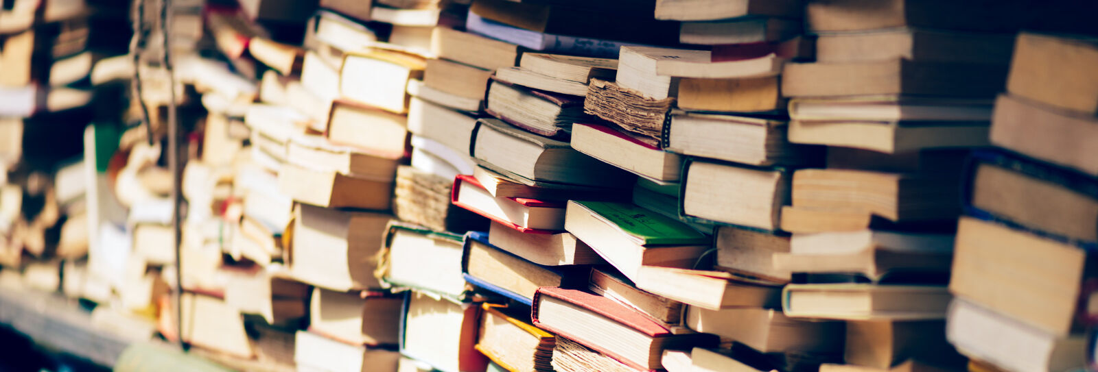Ein großer Stapel Bücher