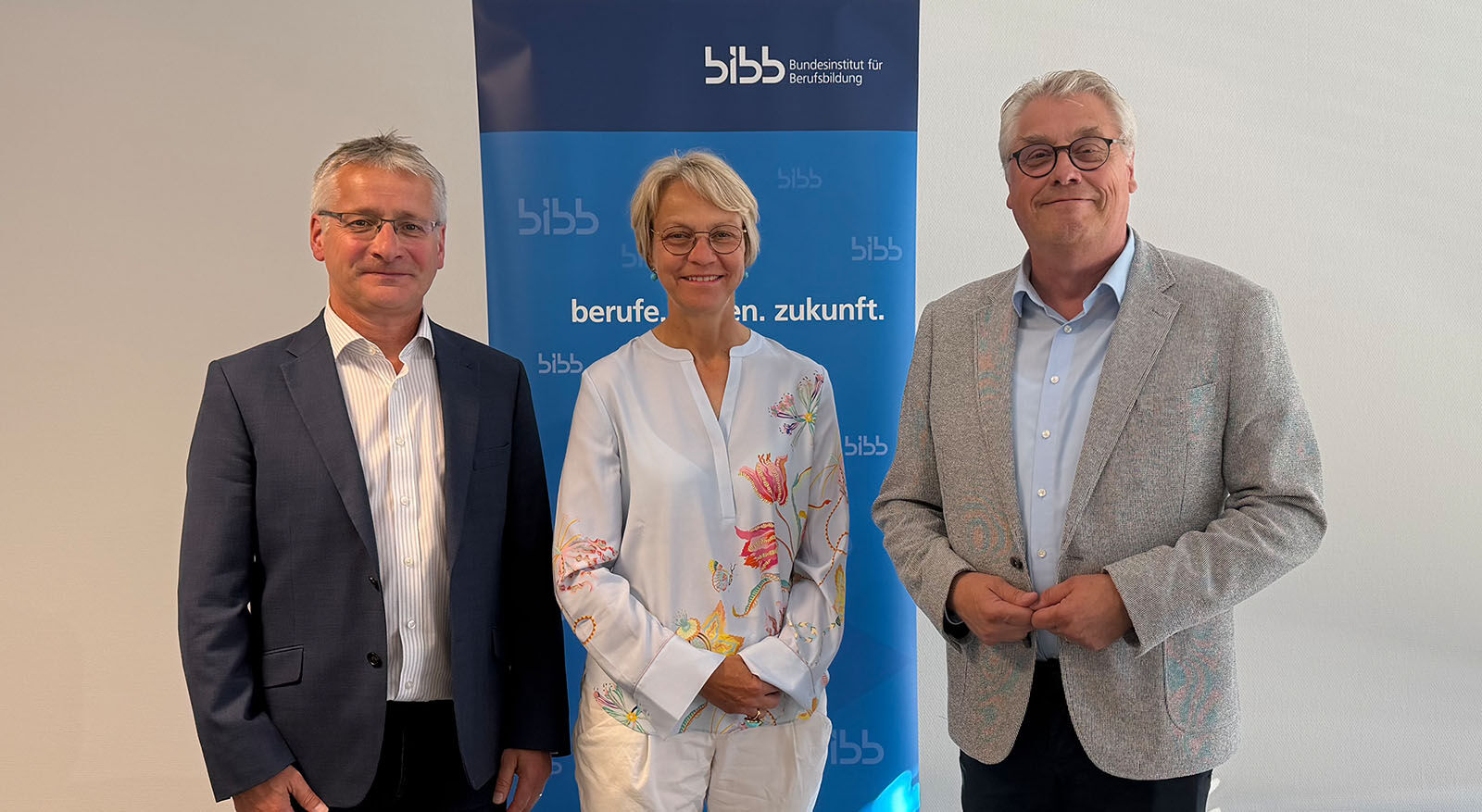 Ein Gruppenfoto mit Prof. Dr. Hubert Ertl, Dorothee Feller und Prof. Dr. Friedrich Hubert Esser vor einem BIBB-Rollup