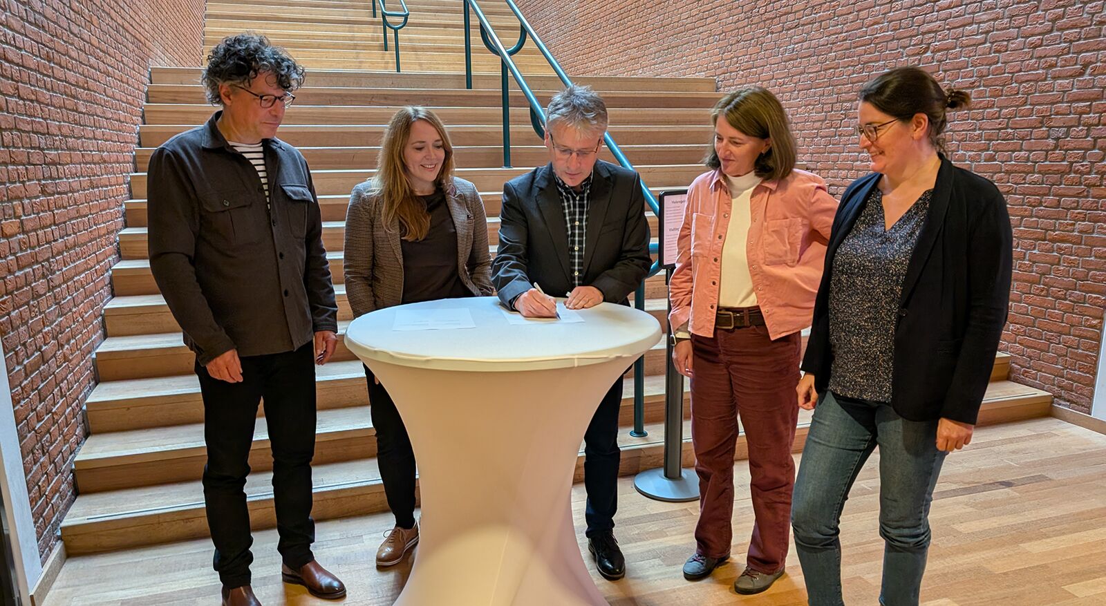 Von links nach rechts: Prof. Dr. Didier Fouarge, Dr. Katarina We&szlig;ling, Prof. Dr. Hubert Ertl, Dr. Sandra Liebscher und Dr. Judith Offerhaus bei der Vertragsunterzeichnung