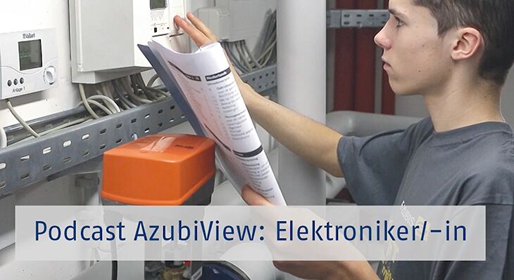 Ein Azubi sitzt am Computer und arbeitet an einer Grafik