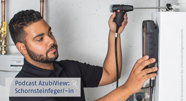 Ein Azubi sitzt am Computer und arbeitet an einer Grafik