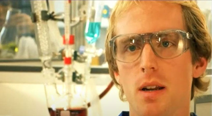 Blonder Chemikant mit typischer Schutzbrille